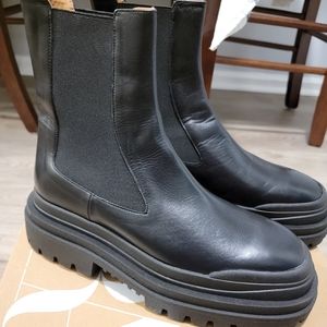 LOW HEELED LUG SOLE LEATHER ANKLE BOOTS